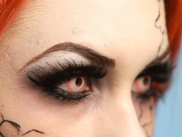 Pelottava meikki Halloweenille omilla kädillä tytöille ja tytöille