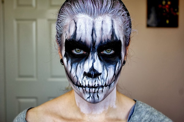 Pelottava meikki Halloweenille omilla kädillä tytöille ja tytöille