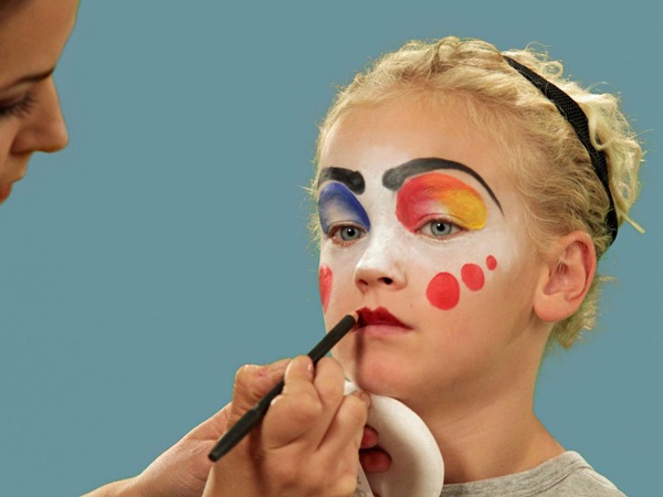 Pelottava meikki Halloweenille omilla kädillä tytöille ja tytöille