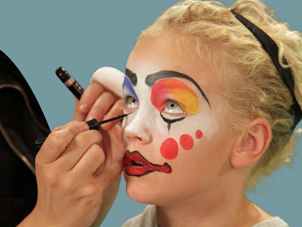 Pelottava meikki Halloweenille omilla kädillä tytöille ja tytöille
