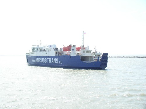 Menemme Crimea autolla koiran kanssa