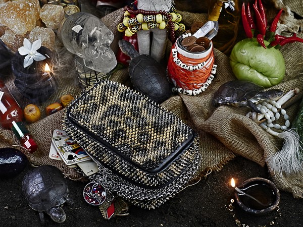 Tyyny Tuhkimoelle: Christian Louboutin Piloutin-laukkuja