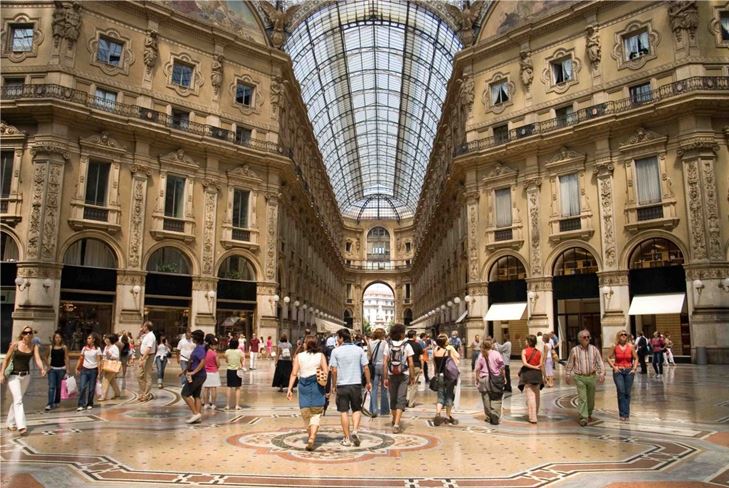 Ostokset Italiassa: vaatteiden ostaminen Milanossa