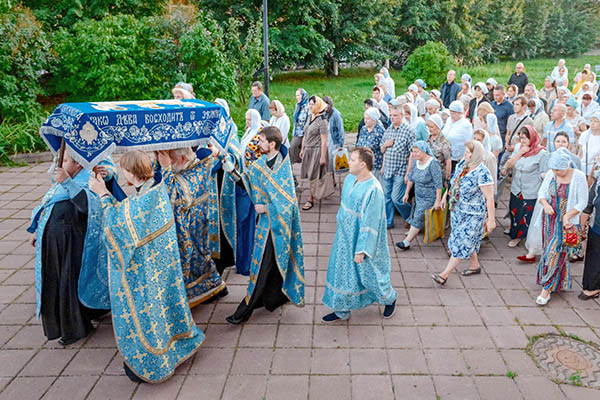 Siunattu Neitsyt Maria 2017: merkit ja onnittelut
