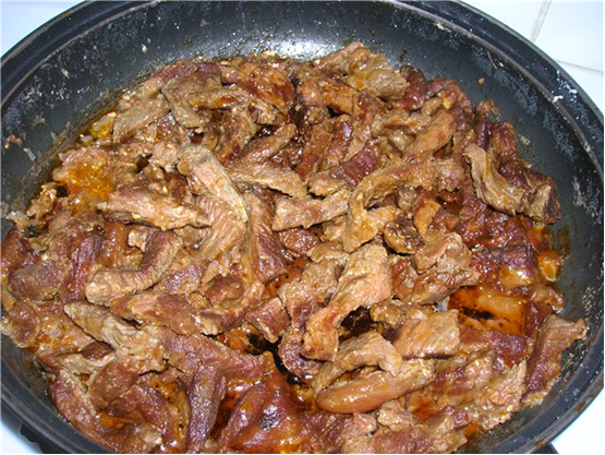 Naudanliha Stroganoff paistinpannussa