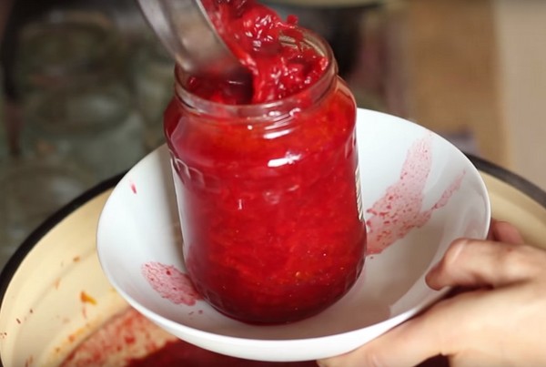 Borsch talvella tölkeissä, reseptejä valmistettaessa juurikkaita ja kaalia, tomaattimehua ja ilman sitä