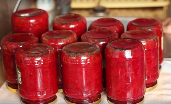 Borsch talvella tölkeissä, reseptejä valmistettaessa juurikkaita ja kaalia, tomaattimehua ja ilman sitä