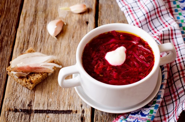 Borsch talvella tölkeissä, reseptejä valmistettaessa juurikkaita ja kaalia, tomaattimehua ja ilman sitä