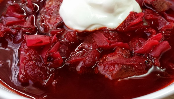 Borsch talvella tölkeissä, reseptejä valmistettaessa juurikkaita ja kaalia, tomaattimehua ja ilman sitä