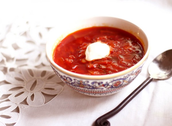 Borsch talvella tölkeissä, reseptejä valmistettaessa juurikkaita ja kaalia, tomaattimehua ja ilman sitä