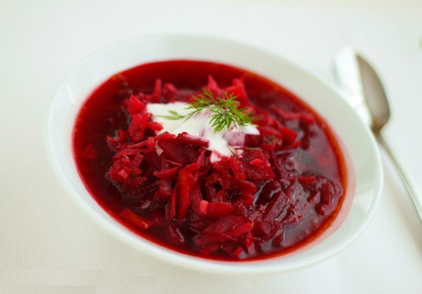 Borsch talvella tölkeissä, reseptejä valmistettaessa juurikkaita ja kaalia, tomaattimehua ja ilman sitä