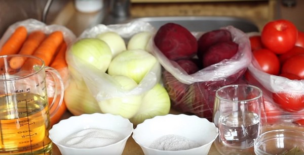 Borsch talvella tölkeissä, reseptejä valmistettaessa juurikkaita ja kaalia, tomaattimehua ja ilman sitä