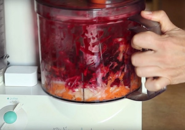 Borsch talvella tölkeissä, reseptejä valmistettaessa juurikkaita ja kaalia, tomaattimehua ja ilman sitä