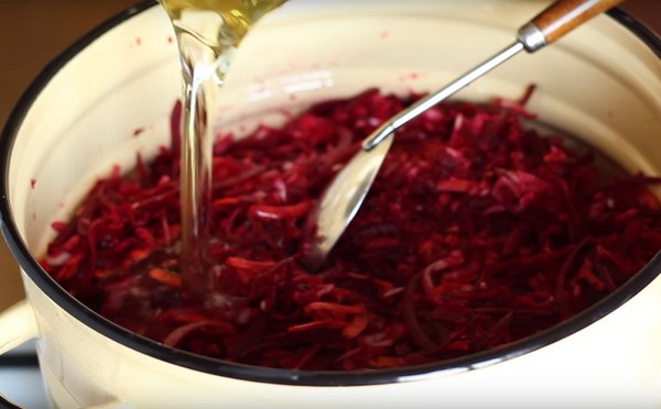 Borsch talvella tölkeissä, reseptejä valmistettaessa juurikkaita ja kaalia, tomaattimehua ja ilman sitä