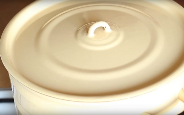 Borsch talvella tölkeissä, reseptejä valmistettaessa juurikkaita ja kaalia, tomaattimehua ja ilman sitä