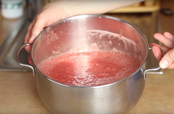 Borsch talvella tölkeissä, reseptejä valmistettaessa juurikkaita ja kaalia, tomaattimehua ja ilman sitä