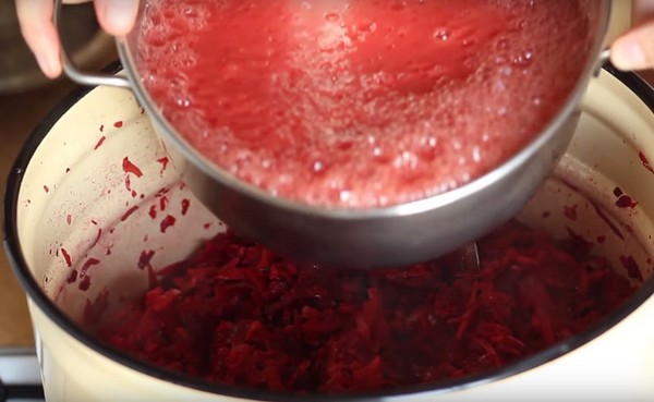 Borsch talvella tölkeissä, reseptejä valmistettaessa juurikkaita ja kaalia, tomaattimehua ja ilman sitä