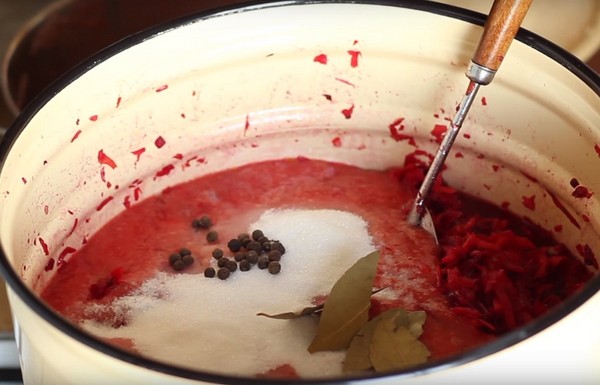 Borsch talvella tölkeissä, reseptejä valmistettaessa juurikkaita ja kaalia, tomaattimehua ja ilman sitä