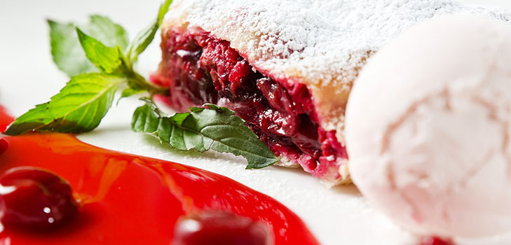 Resepti mehukas ja tarjous kirsikka strudel kanelia