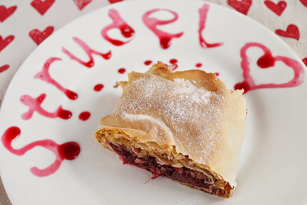 Resepti mehukas ja tarjous kirsikka strudel kanelia