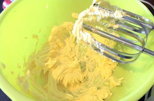 Herkullisen ja epätavallisen cupcake-resepti multivarkissa - askel askeleelta kuvan mukaan