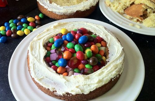 Herkullisen ja epätavallisen cupcake-resepti multivarkissa - askel askeleelta kuvan mukaan