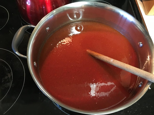 Ketchup omilla käsillä tomaateista: vaiheittaiset reseptit sadonkorjuuta varten talvella