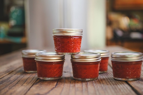 Ketchup omilla käsillä tomaateista: vaiheittaiset reseptit sadonkorjuuta varten talvella