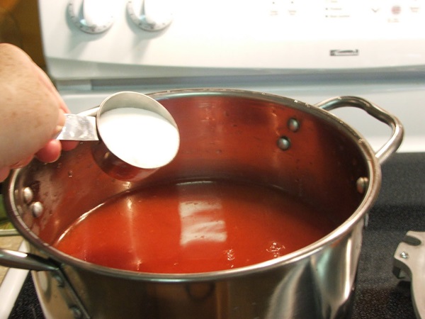 Ketchup omilla käsillä tomaateista: vaiheittaiset reseptit sadonkorjuuta varten talvella