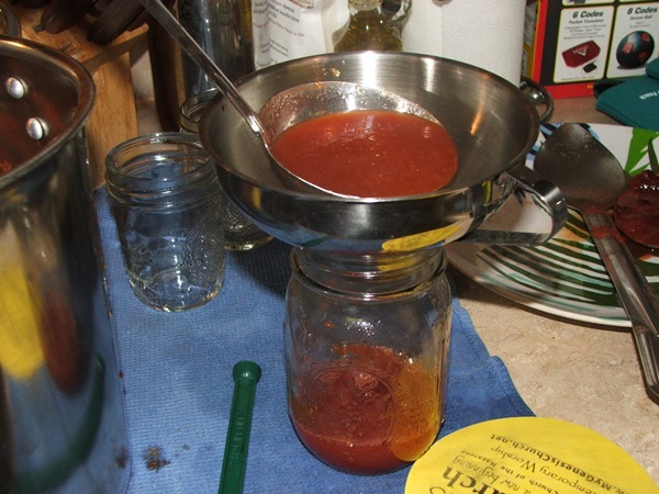 Ketchup omilla käsillä tomaateista: vaiheittaiset reseptit sadonkorjuuta varten talvella
