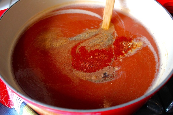 Ketchup omilla käsillä tomaateista: vaiheittaiset reseptit sadonkorjuuta varten talvella