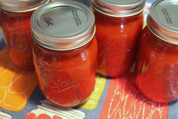 Ketchup omilla käsillä tomaateista: vaiheittaiset reseptit sadonkorjuuta varten talvella