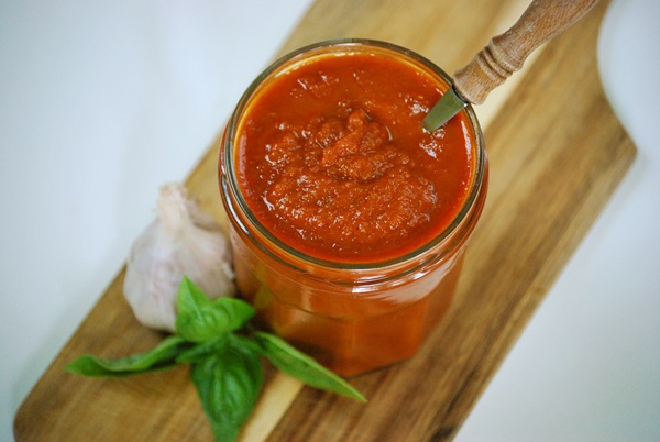 Ketchup omilla käsillä tomaateista: vaiheittaiset reseptit sadonkorjuuta varten talvella