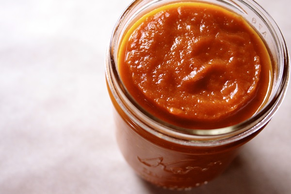 Ketchup omilla käsillä tomaateista: vaiheittaiset reseptit sadonkorjuuta varten talvella