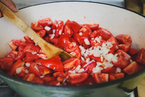 Ketchup omilla käsillä tomaateista: vaiheittaiset reseptit sadonkorjuuta varten talvella