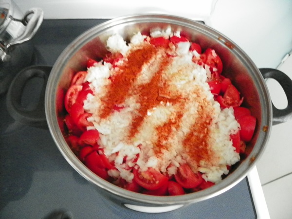 Ketchup omilla käsillä tomaateista: vaiheittaiset reseptit sadonkorjuuta varten talvella