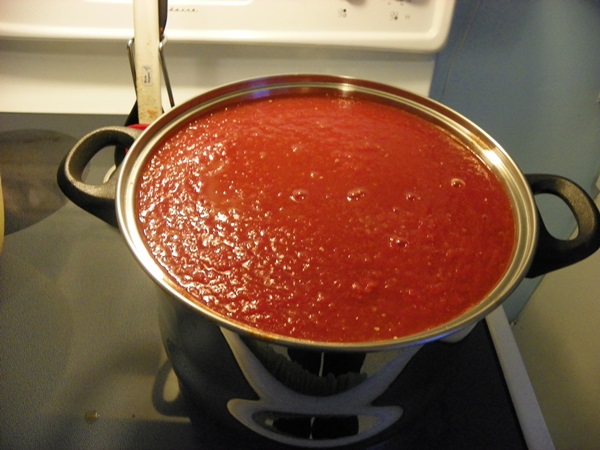 Ketchup omilla käsillä tomaateista: vaiheittaiset reseptit sadonkorjuuta varten talvella