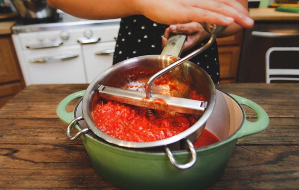 Ketchup omilla käsillä tomaateista: vaiheittaiset reseptit sadonkorjuuta varten talvella