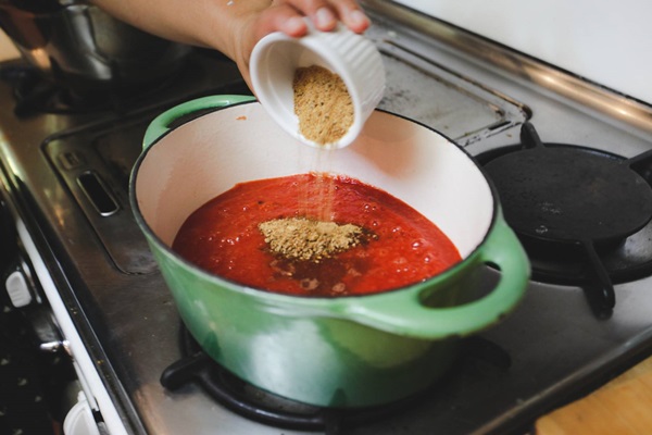 Ketchup omilla käsillä tomaateista: vaiheittaiset reseptit sadonkorjuuta varten talvella