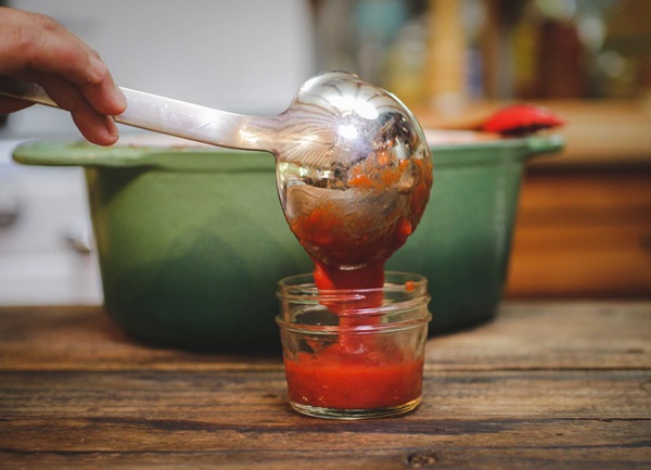 Ketchup omilla käsillä tomaateista: vaiheittaiset reseptit sadonkorjuuta varten talvella