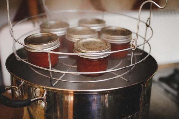 Ketchup omilla käsillä tomaateista: vaiheittaiset reseptit sadonkorjuuta varten talvella