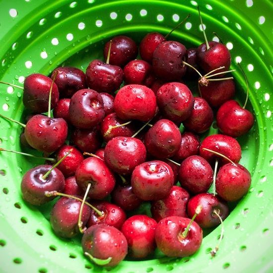 Tuoksuva kompostikoko kirsikoilla pannulla ja monivärisellä - resepti