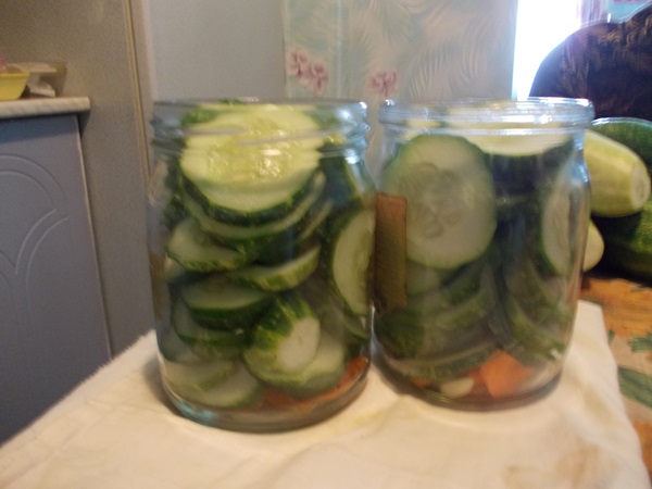 Maukas kurkku valkosipulin kanssa talvella