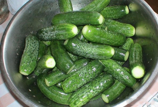 Kurpitsat ketchupilla talvella - ilman sterilointia, tölkeissä. Sadonkorjuu talven teräväksi ja rapeaksi kurkulle ketsuppi chili