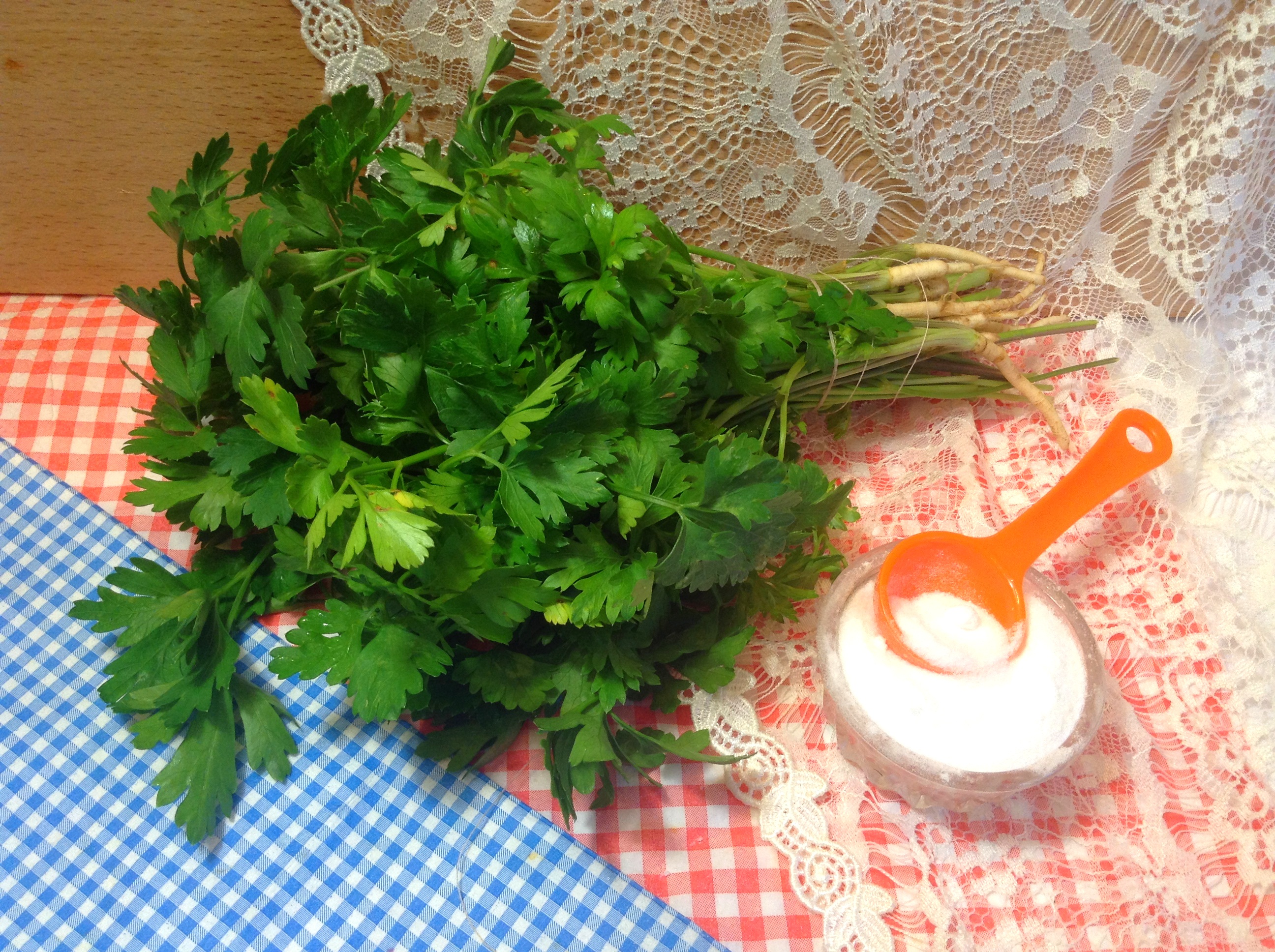 Pickling persiljaa talvella omassa mehua