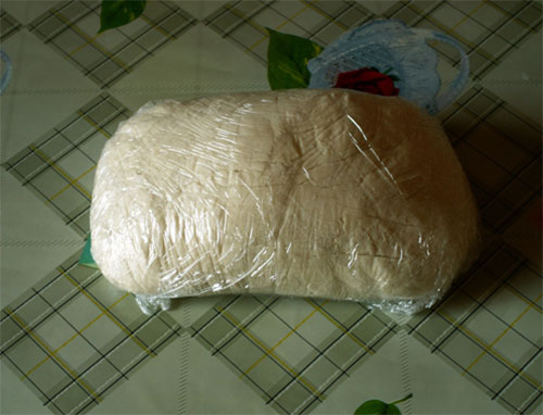 kääri taikina läpinäkyvällä kalvolla kääri taikina läpinäkyvällä kalvolla