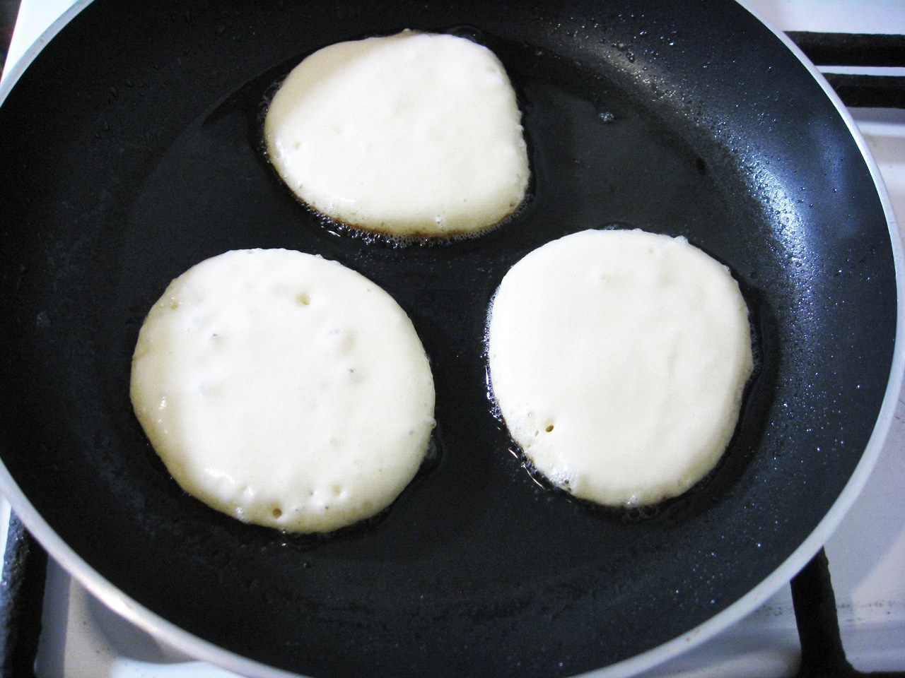 pannukakkuja paistinpannussa