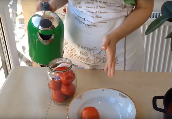 Tomaatit omassa mehussa talvella, reseptejä valokuvilla