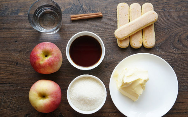 Resepti hienoille apple charlotteille evästeillä Savoyardi