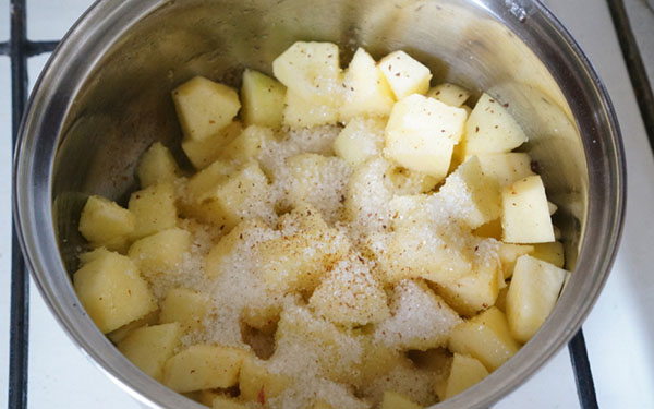 Resepti hienoille apple charlotteille evästeillä Savoyardi